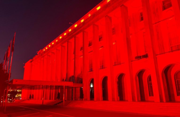 Palatul Victoria, iluminat în roșu, culoarea simbol a celor afectați de boala Duchenne