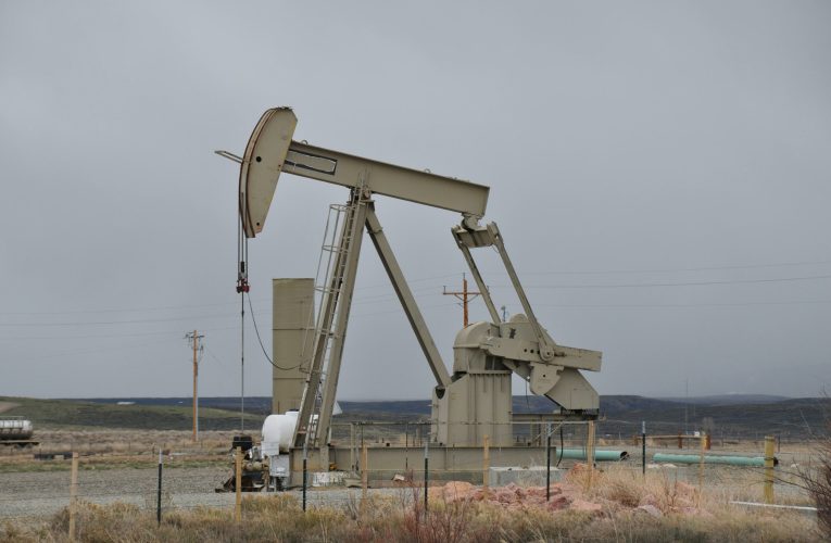 Prețul petrolului scade cu 2% pe fondul perspectivei de creștere a ofertei globale