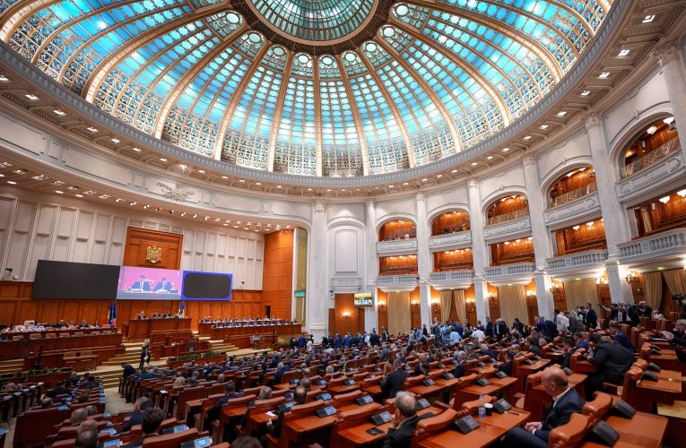 Prima dintre cele patru moțiuni de cenzură împotriva Guvernului a picat. Parlamentul continuă dezbaterile pe celelalte trei moțiuni / Bolojan: Nu mai blocați munca Guvernului cu moțiuni tip „Cațavencu”