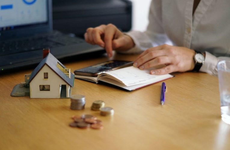 Ratele ipotecare s-au majorat în 2025; rata medie din București va ajunge la 49% din salariul mediu