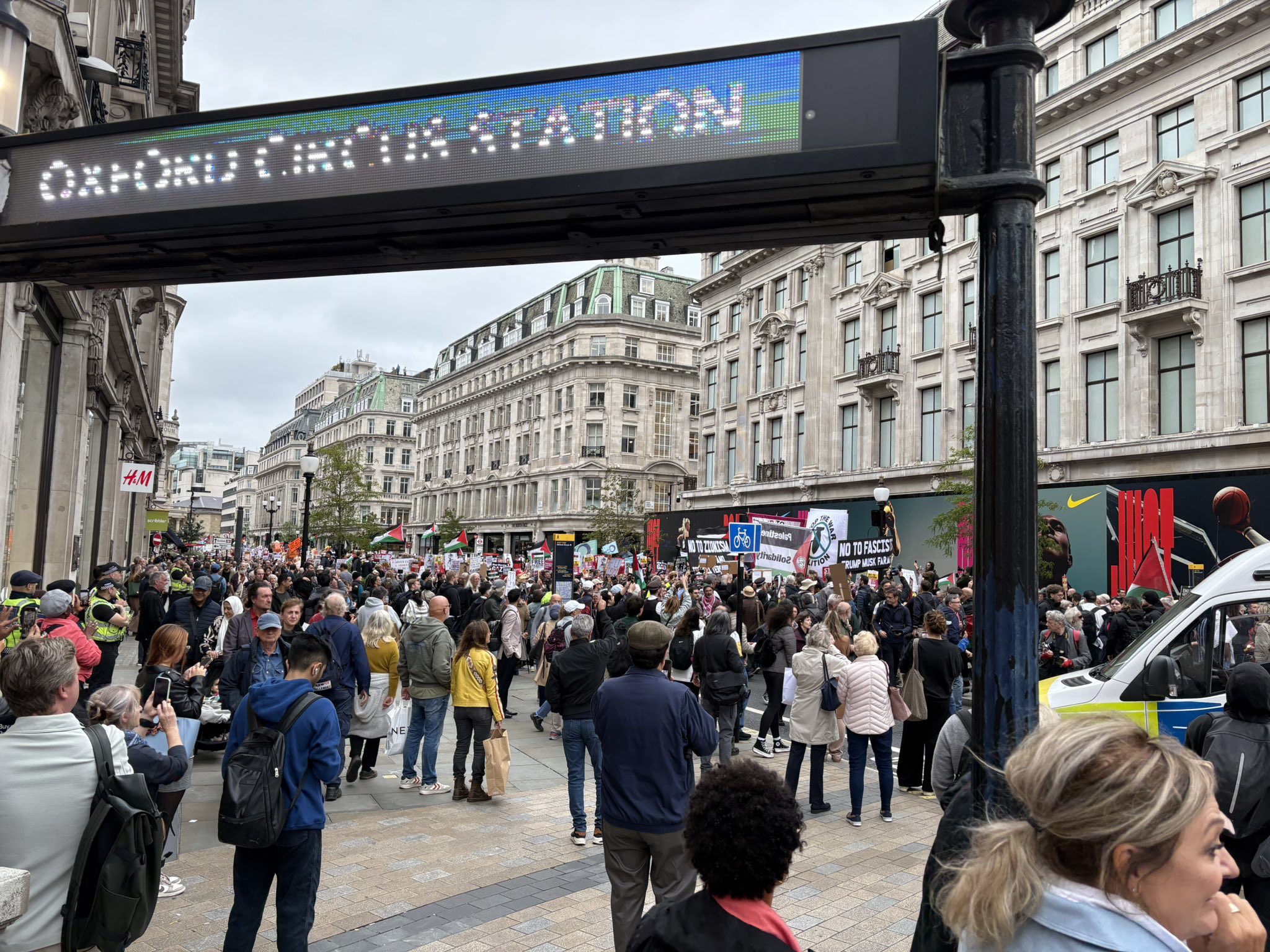 Revolta britanicilor. Mii de oameni protestează la Londra împotriva banchetului lui Trump