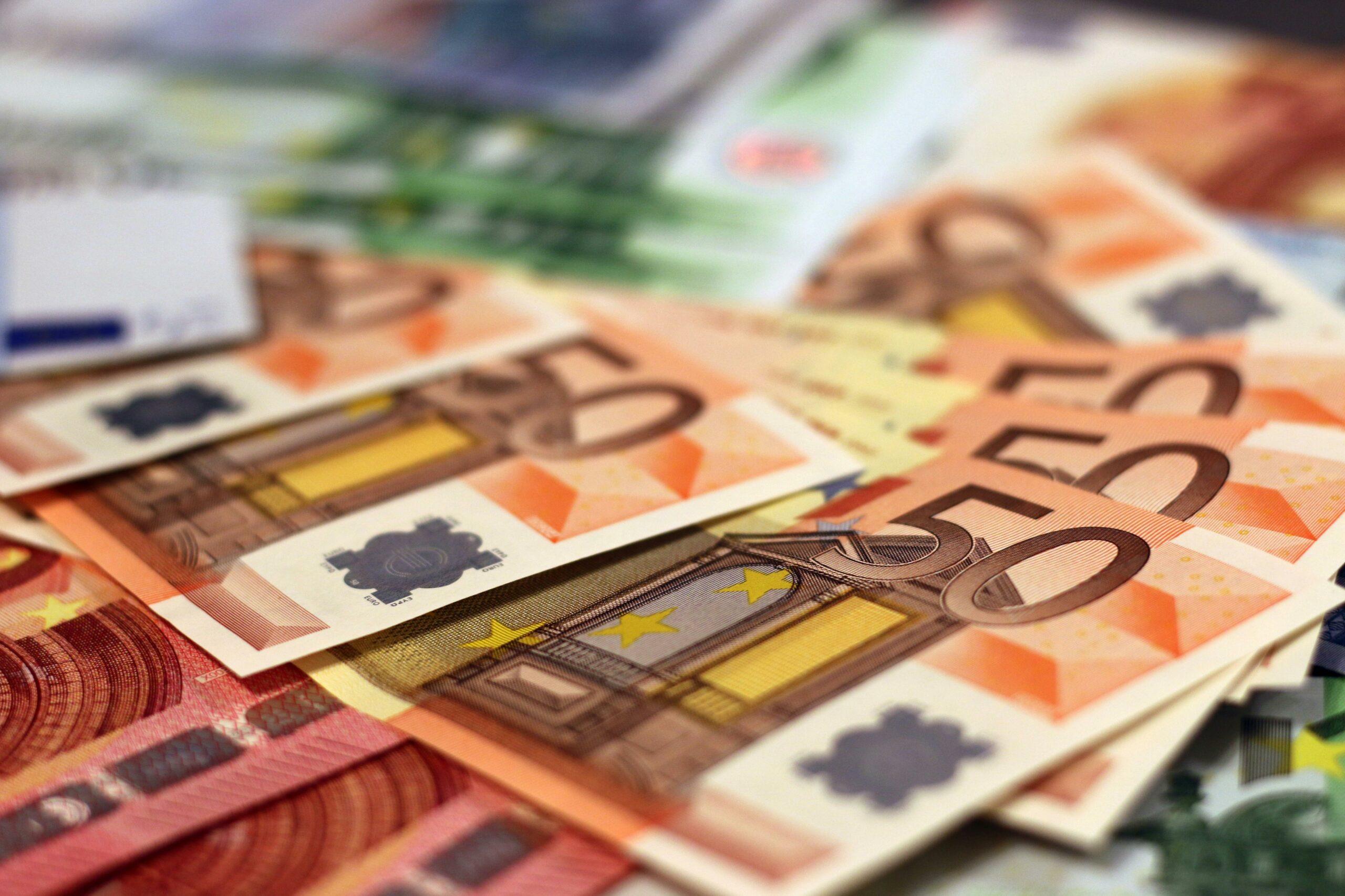 România riscă să piardă 227 milioane de euro din PNRR: Comisia Europeană critică numirile netransparente din companiile energetice de stat