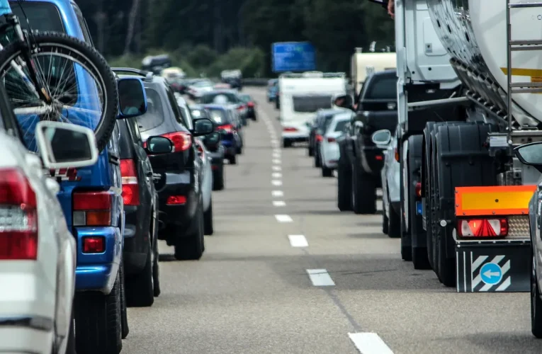 Șase persoane rănite într-un accident pe DN 7 în județul Argeș. Traficul este blocat