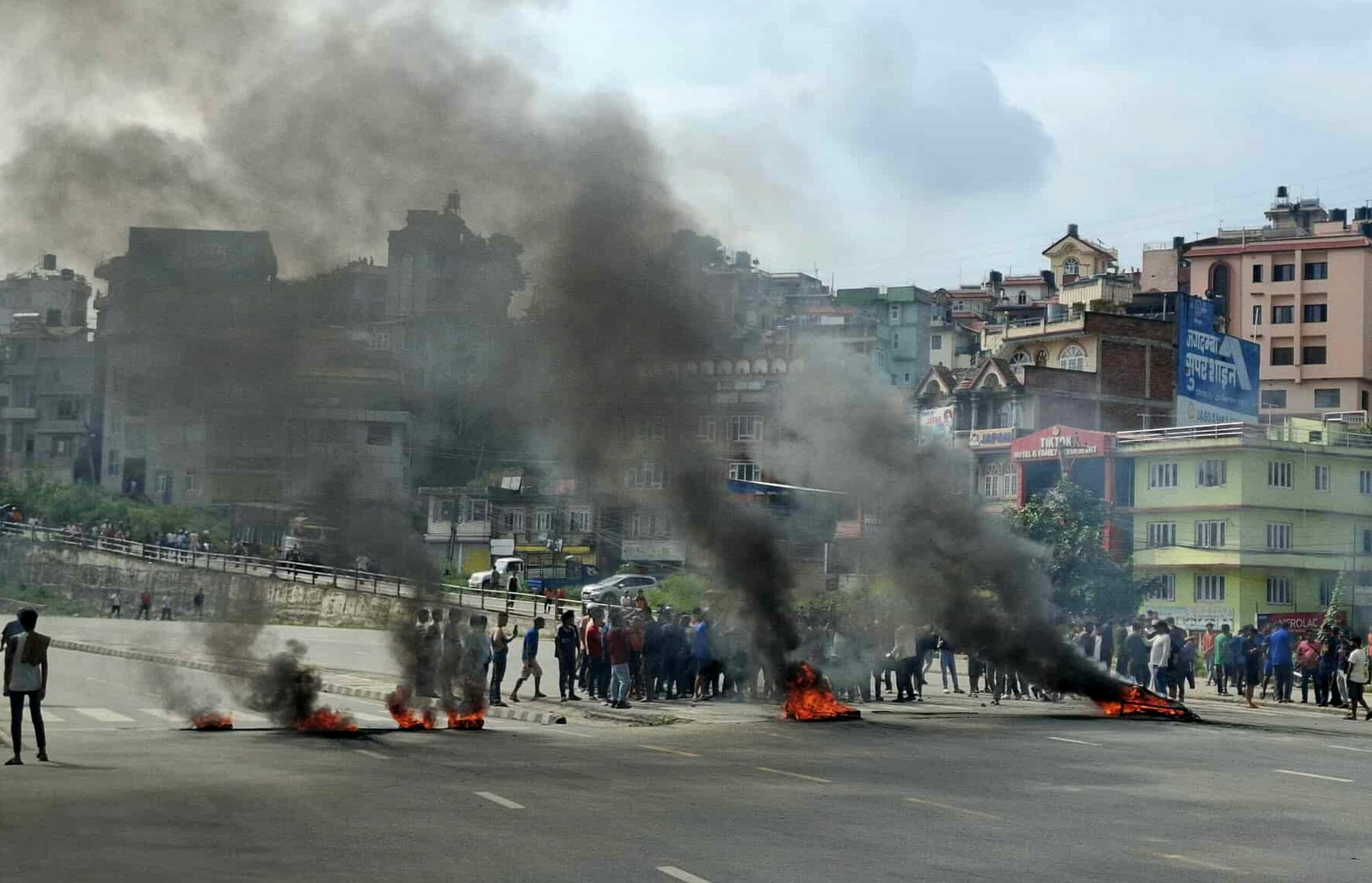 Soldaţii păzesc Parlamentul din Nepal şi patrulează străzile în urma protestelor violente