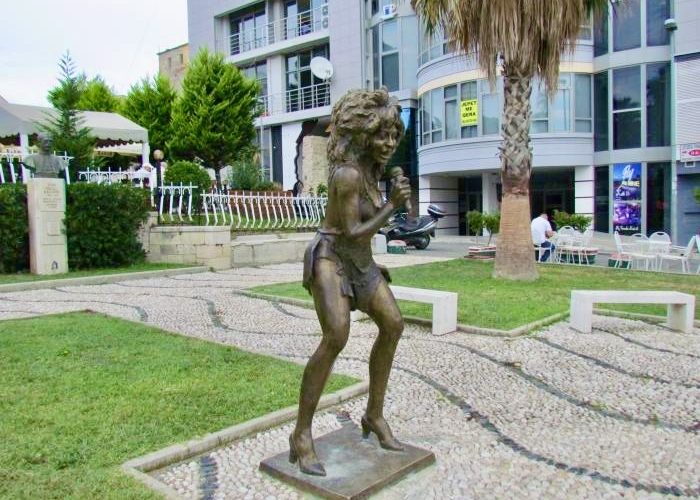 Statuie de 3 metri dedicată regretatei artiste Tina Turner, dezvelită în orașul natal din Tennessee