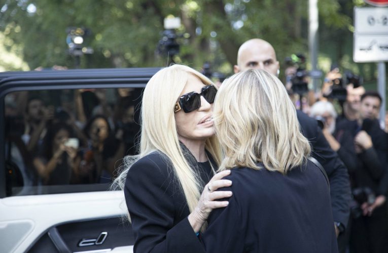 Sute de oameni la Milano i-au adus un ultim omagiu lui Giorgio Armani, legenda modei italiene, care a murit la 91 de ani