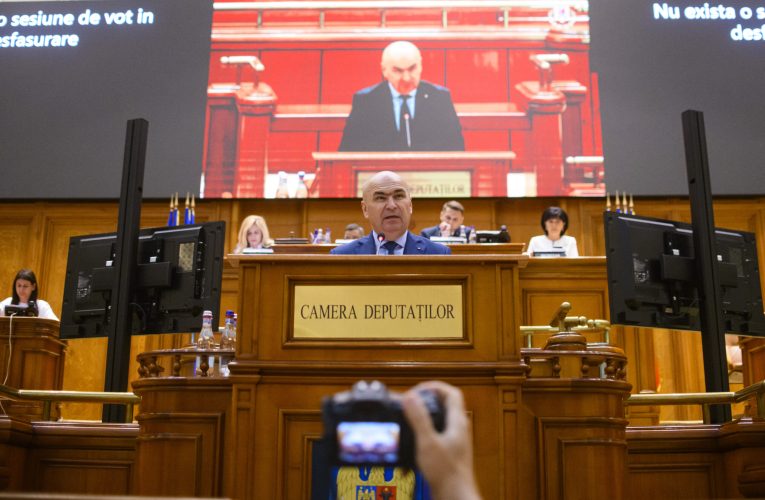 Trei dintre cele patru moțiuni de cenzură împotriva Guvernului au picat. Ultima moțiune de cenzură, privind măsurile fiscale, urmează în dezbatere / Bolojan: Nu mai blocați munca Guvernului cu moțiuni tip „Cațavencu”