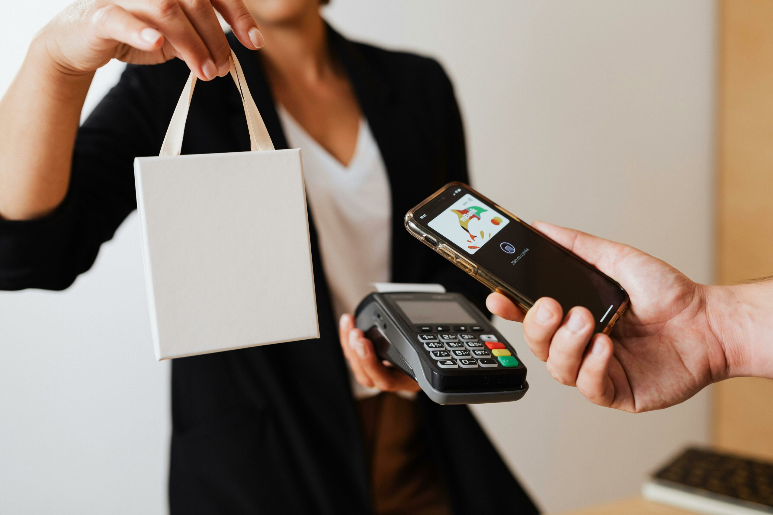 Trei tineri au furat date bancare din telefon și au generat un card virtual fraudulos