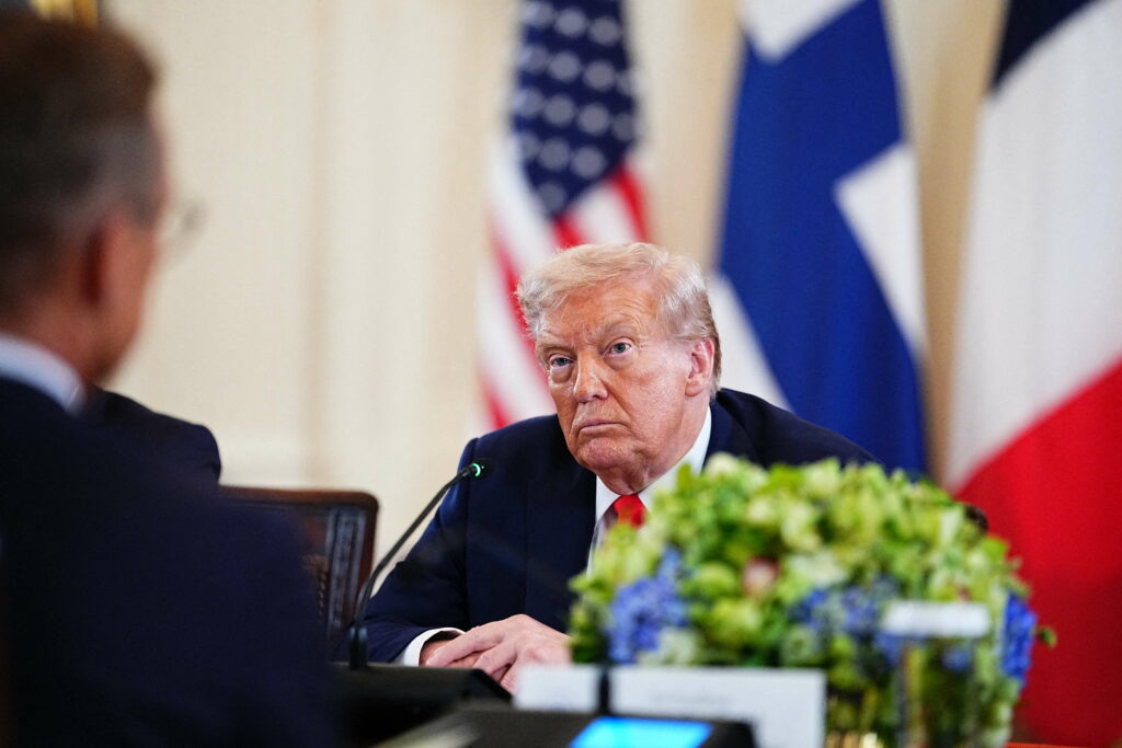 Trump a avertizat că avioanele venezuelene vor fi doborâte dacă pun în pericol navele americane
