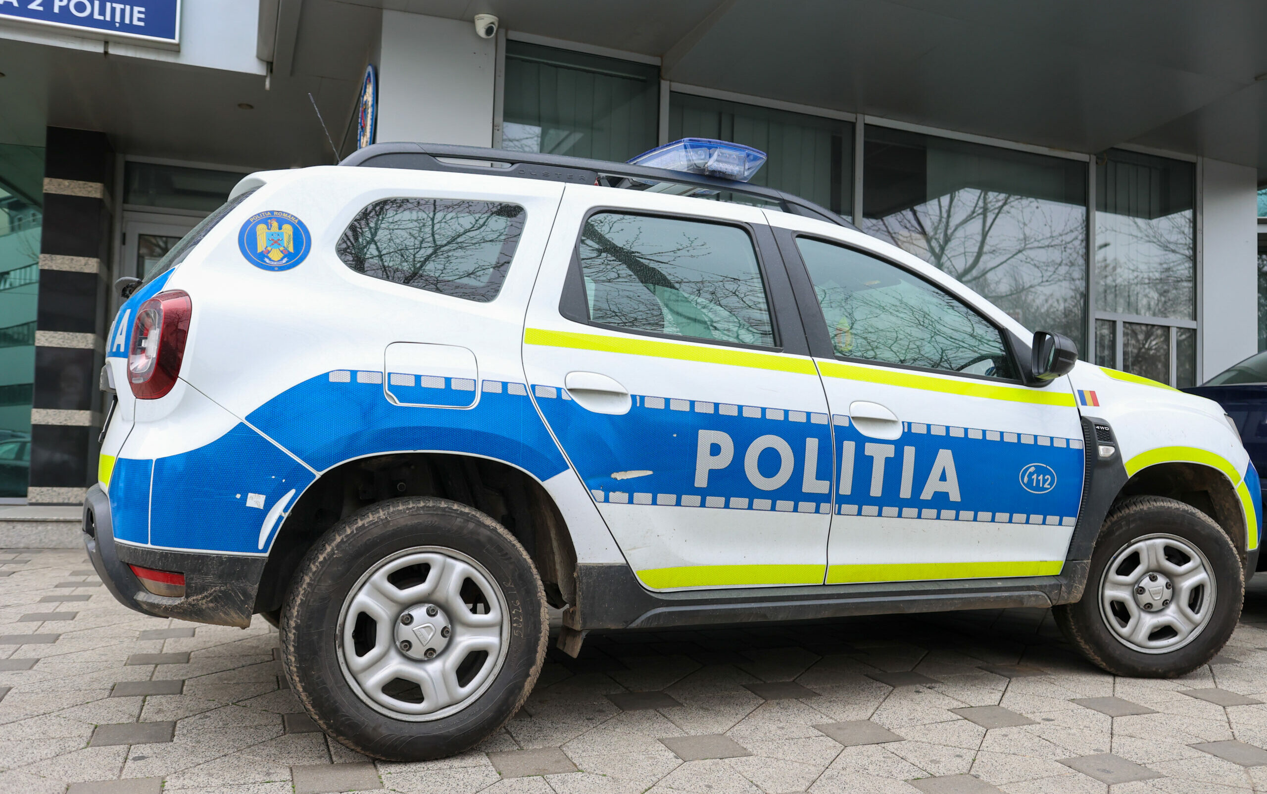 Un bărbat care s-a baricadat într-o cameră și a amenințat că își face rău, salvat de polițiști