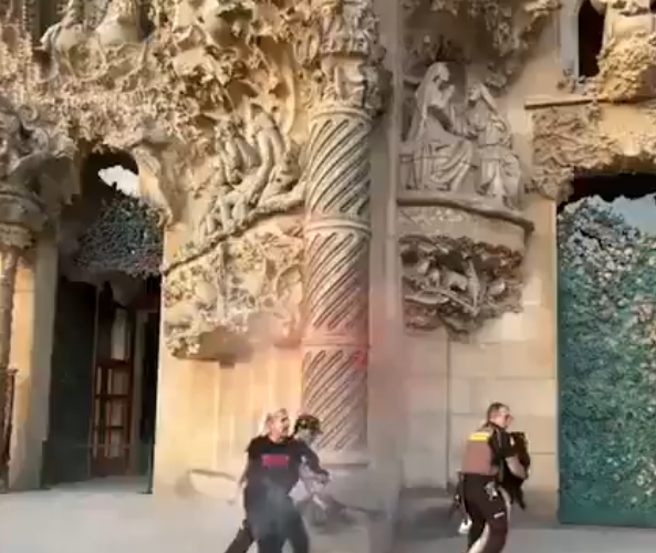 Vopsea aruncată asupra Sagrada Familia în semn de protest față de inacțiunea guvernului spaniol în fața incendiilor devastatoare