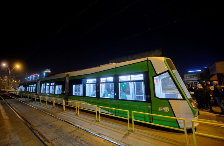 Accident în Pasajul Victoriei. Au fost implicate un tramvai și un autobuz