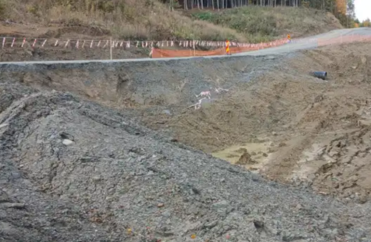 Alunecări de teren pe șantierul autostrăzii Sibiu–Pitești, în județul Vâlcea. Localnicii din Perișani spun că lucrările au destabilizat terenul