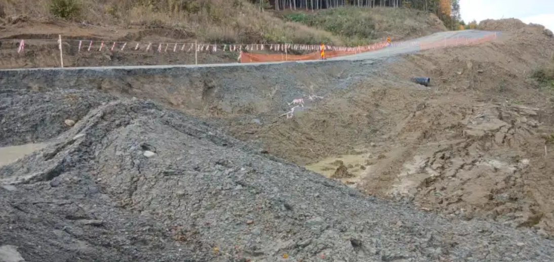 Alunecări de teren pe șantierul autostrăzii Sibiu–Pitești, în județul Vâlcea. Localnicii din Perișani spun că lucrările au destabilizat terenul