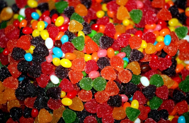 Anglia: Bărbat de 33 de ani, internat de urgență după ce a mâncat 3 kilograme de jeleuri Haribo cu aromă de Coca-Cola