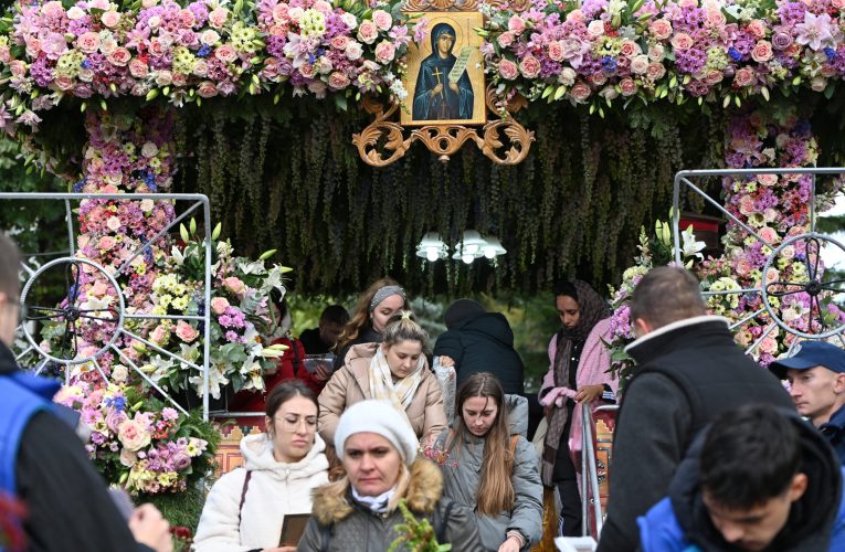 Aproape 110.000 de pelerini au trecut pe la racla cu moaştele Sfintei Cuvioase Parascheva