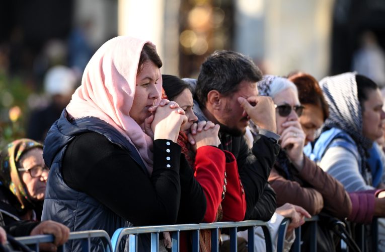 Aproape 55.000 de pelerini au trecut pe la racla cu moaştele Sfintei Cuvioase Parascheva