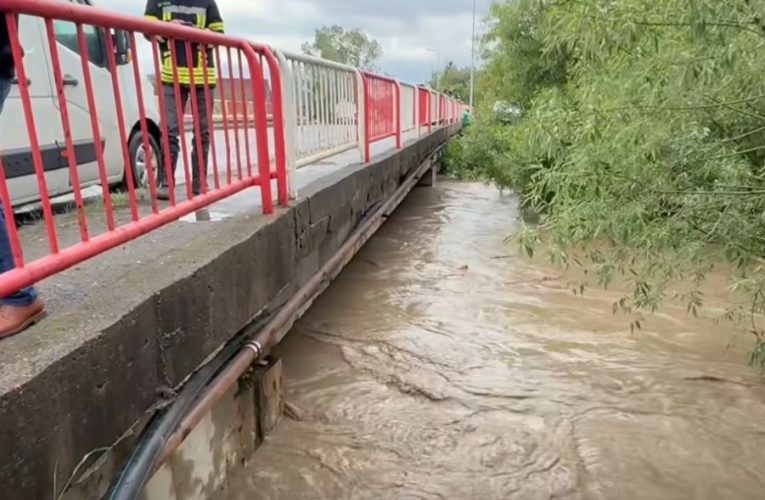 Avertizare hidrologică pentru judeţele Caraş-Severin şi Hunedoara. Risc de viituri şi inundaţii