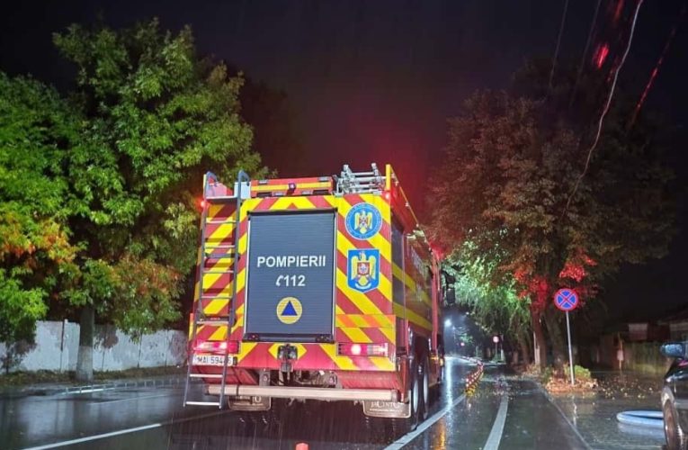 Ciclonul a lovit România: Zeci de gospodării inundate, copaci doborâți și porturi închise în Constanța