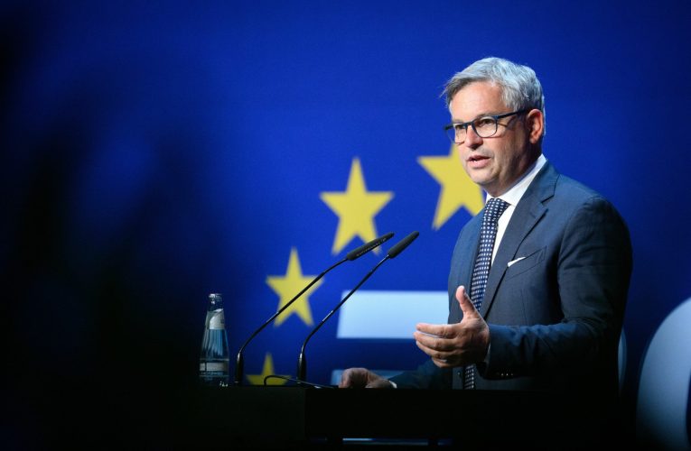 Comisarul european pentru afaceri interne şi migrație vine în România. Se va întâlni cu Nicușor Dan și Ilie Bolojan