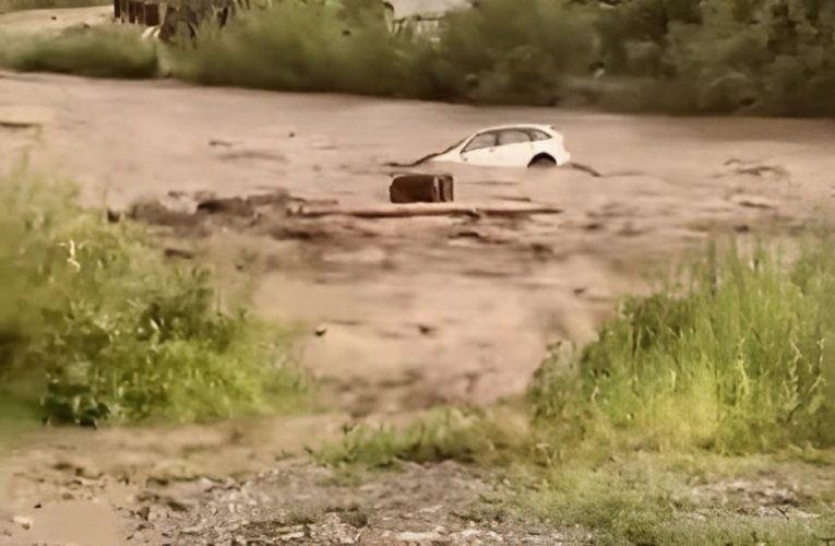 Constanța: O mașină a fost luată de viitură. O persoană a rămas blocată pe capotă