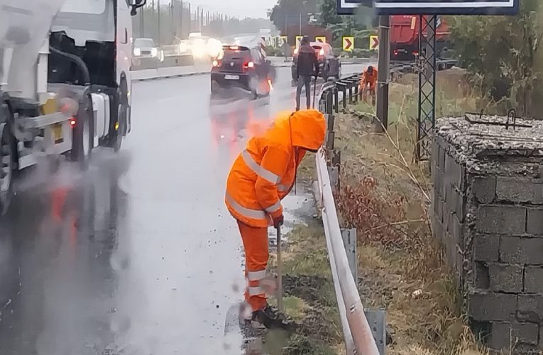 Craiova: Au loc intervenții pentru menținerea carosabilului curat în urma fenomenelor meteo