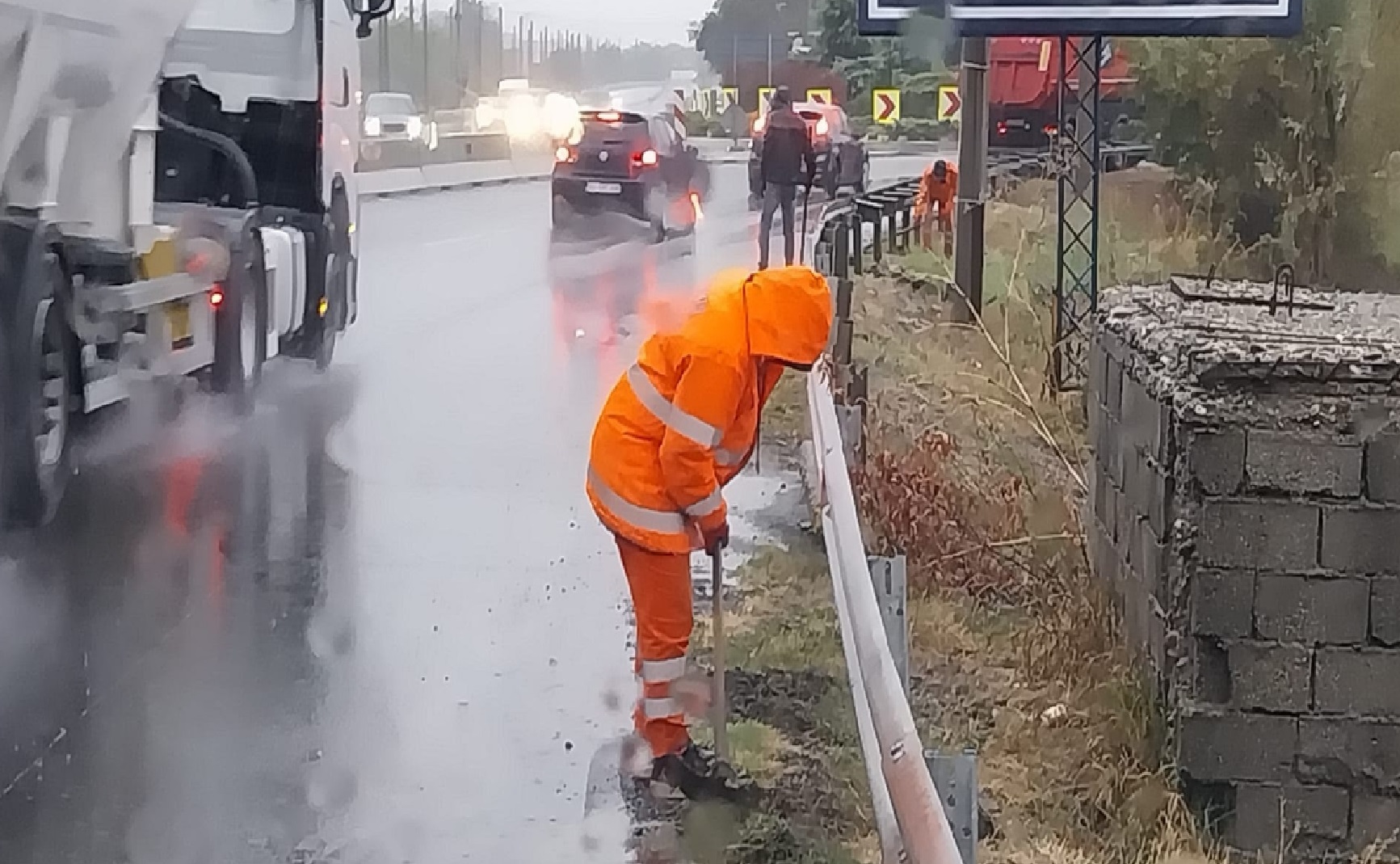 Craiova: Au loc intervenții pentru menținerea carosabilului curat în urma fenomenelor meteo