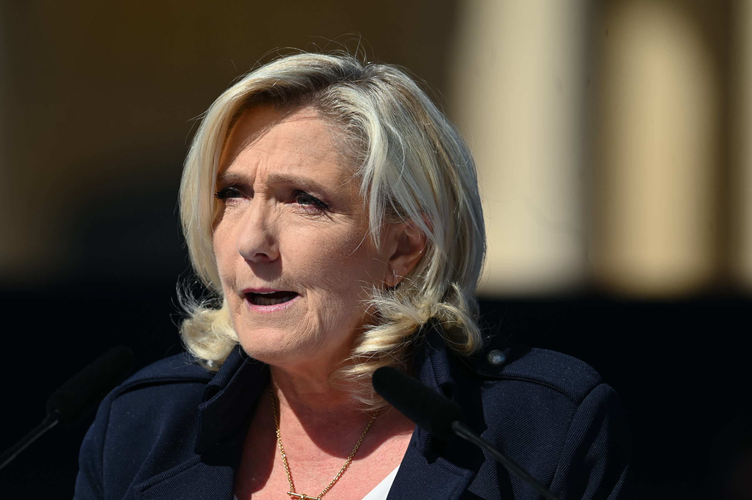 Criză politică în Franța. Marine Le Pen cere demisia lui Macron și alegeri anticipate