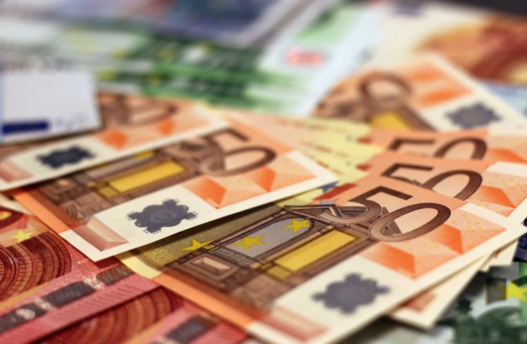 Curs valutar, 2 octombrie. Euro continuă să crească, aurul scade ușor  