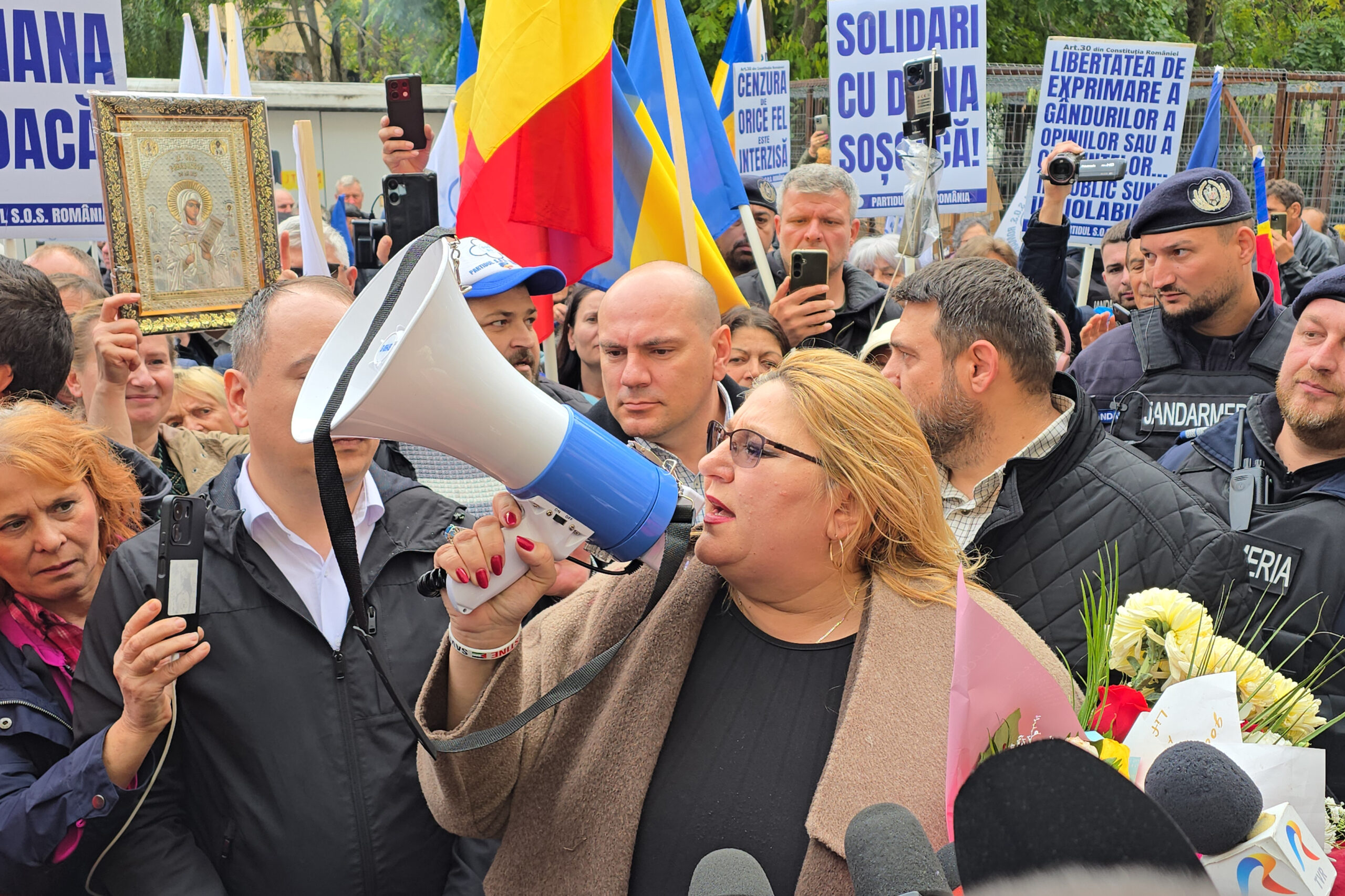 Diana Șoșoacă, urmărită penal pentru 11 infracțiuni, printre care negarea Holocaustului