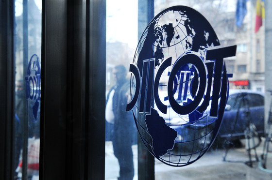 DIICOT: 22 de persoane reţinute într-un dosar de trafic de persoane şi proxenetism