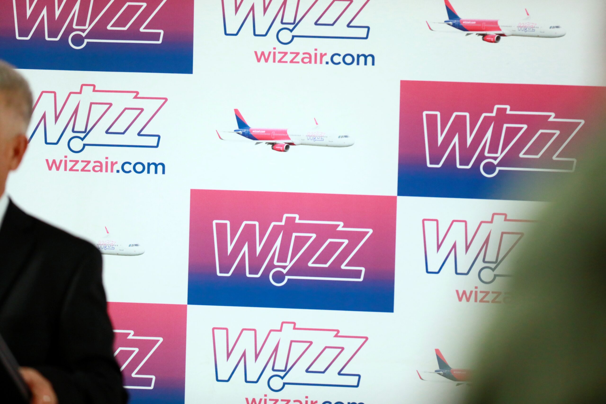 Directorul Wizz Air avertizează că reglementările europene din aviație amenință competitivitatea economiei UE