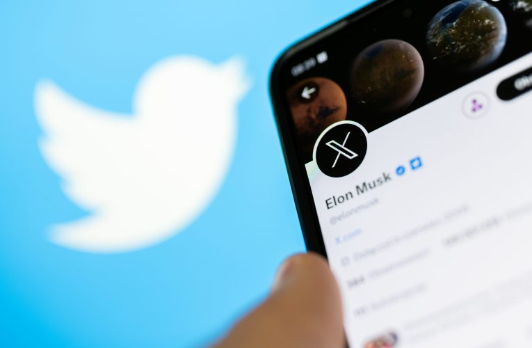Elon Musk ajunge la un acord cu patru foști directori ai Twitter care cereau 128 milioane de dolari