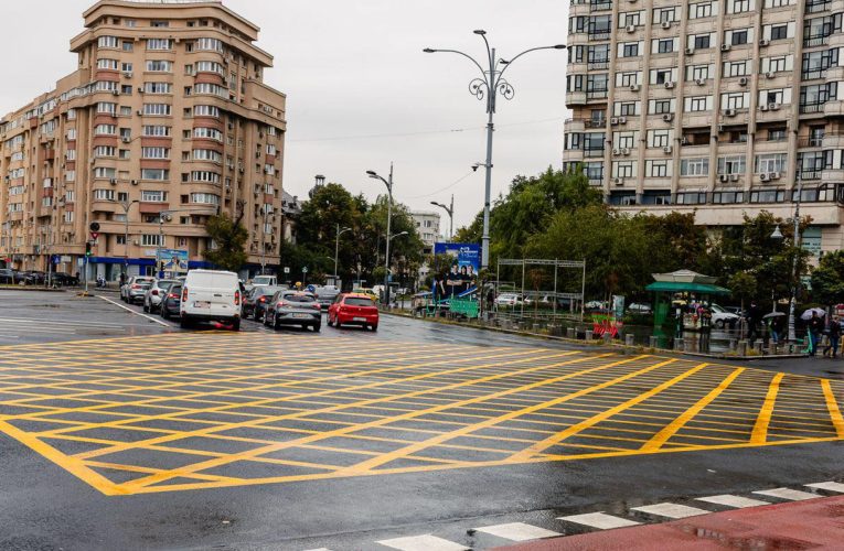 Fluidizarea traficului în Capitală: marcaj galben „Nu blocați intersecția” la Piața Victoriei