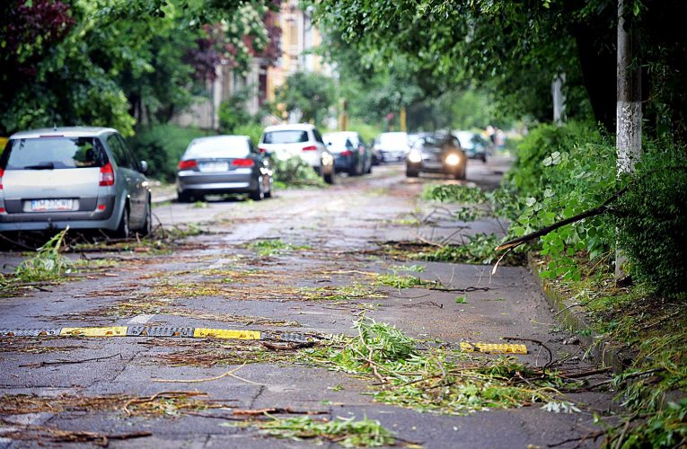 Furtuni puternice în 14 judeţe şi în Bucureşti. Un rănit şi zeci de maşini avariate