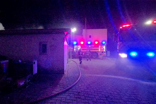 Incendiu la două hale în comuna Dumbrăveni, județul Suceava. Suprafața afectată, aproximativ 2000 mp