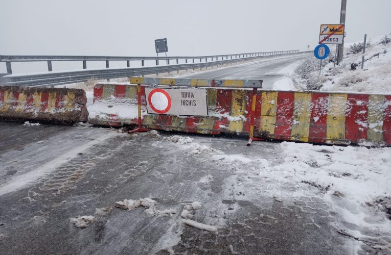 INFOTRAFIC: Transalpina închisă din nou din cauza zăpezii depuse pe carosabil. Unde este impusă restricția de circulație