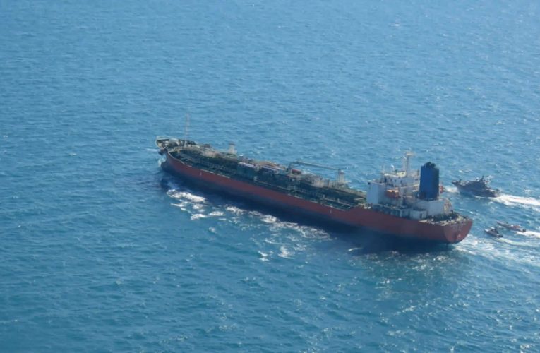 Investigație Politico: Petrolierele rusești umblă ca la ele acasă în apele europene și deversează nestingherite petrol / Ce catastrofe ecologice riscă Europa și cât ar plăti contribuabilii europeni