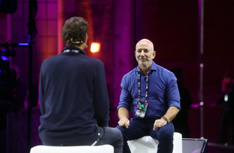 Jeff Bezos avertizează că inteligența artificială se află într-o „bulă industrială”: companii cu câțiva angajați care primesc finanțări de miliarde de dolari
