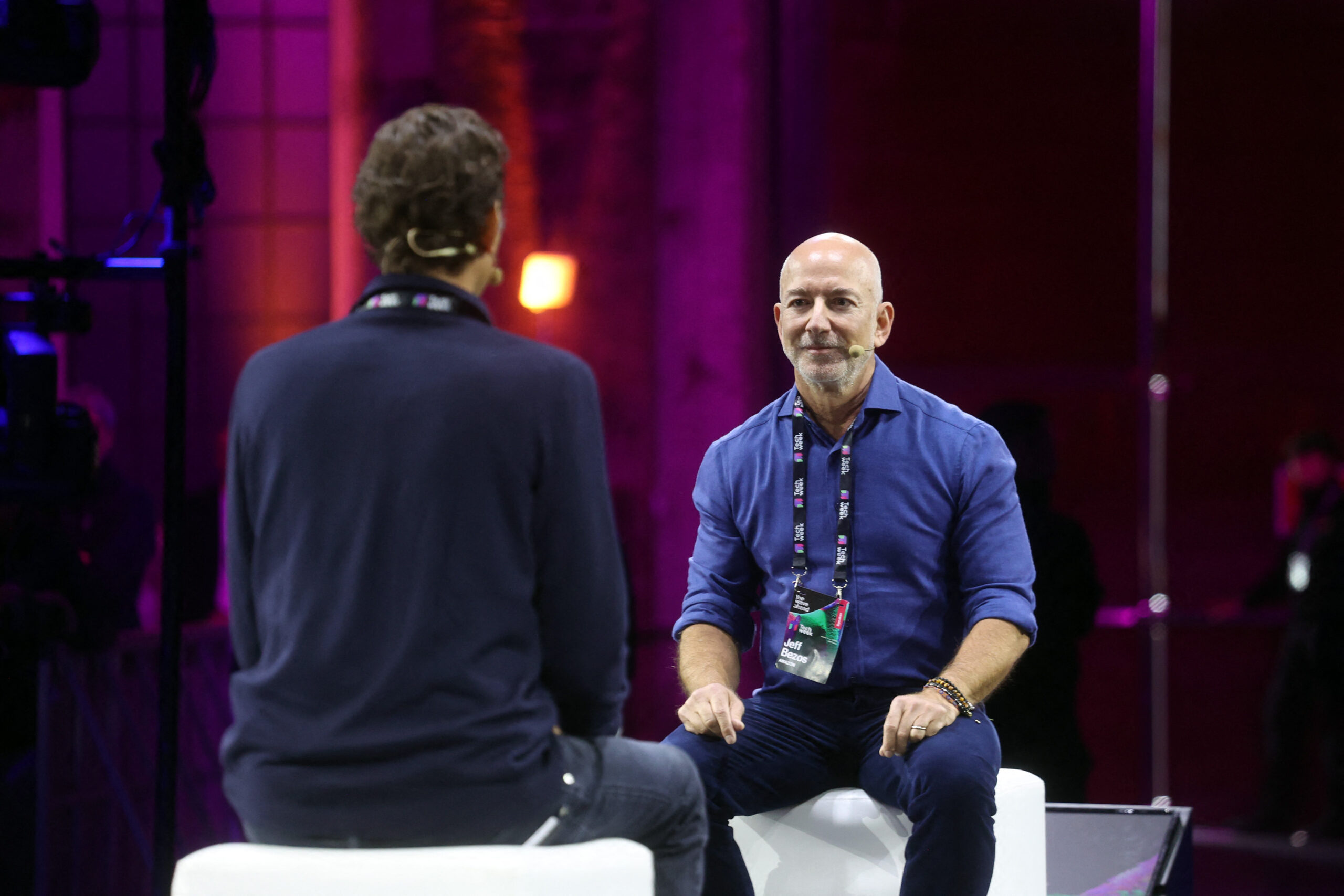 Jeff Bezos avertizează că inteligența artificială se află într-o „bulă industrială”: companii cu câțiva angajați care primesc finanțări de miliarde de dolari