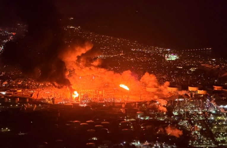 Los Angeles: Incendiu puternic la cea mai mare rafinărie Chevron de pe coasta de vest a SUA