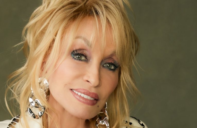Mesaj cutremurător al sorei celebrei cântărețe: Rugați-vă pentru Dolly Parton. Dumnezeu să te ocrotească, surioara mea