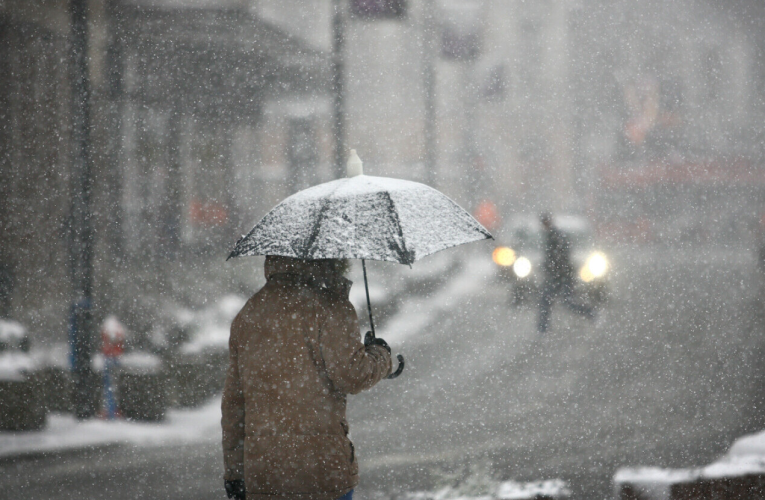 METEO. Vortexul polar lovește România: ninsori viscolite, ploi și vreme deosebit de rece