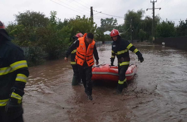 Mobilizare la nivelul IGSU: Motopompe și bărci, trimise spre județele care intră sub avertizare cod roșu de ploi