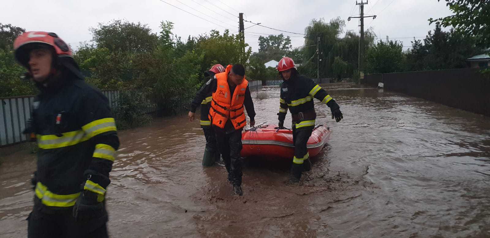 Mobilizare la nivelul IGSU: Motopompe și bărci, trimise spre județele care intră sub avertizare cod roșu de ploi
