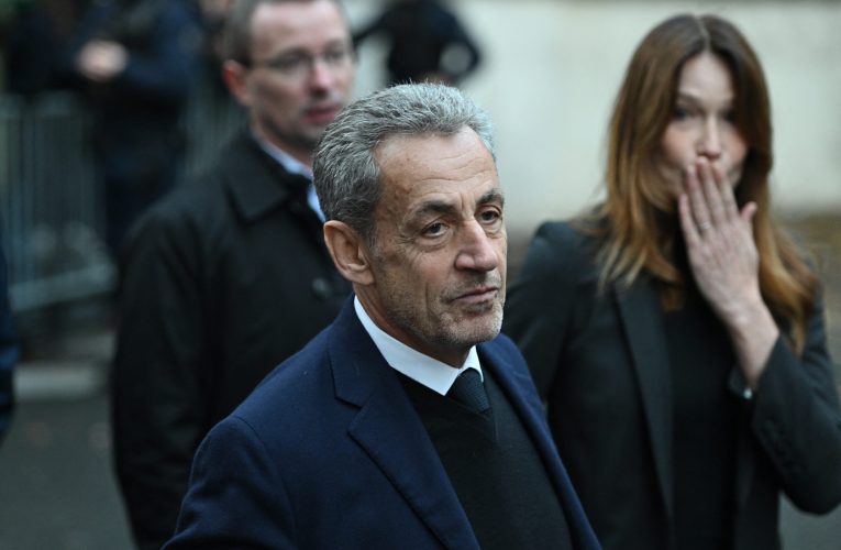 Nicolas Sarkozy este însoțit la închisoare de doi ofițeri de securitate, care stau în celula vecină