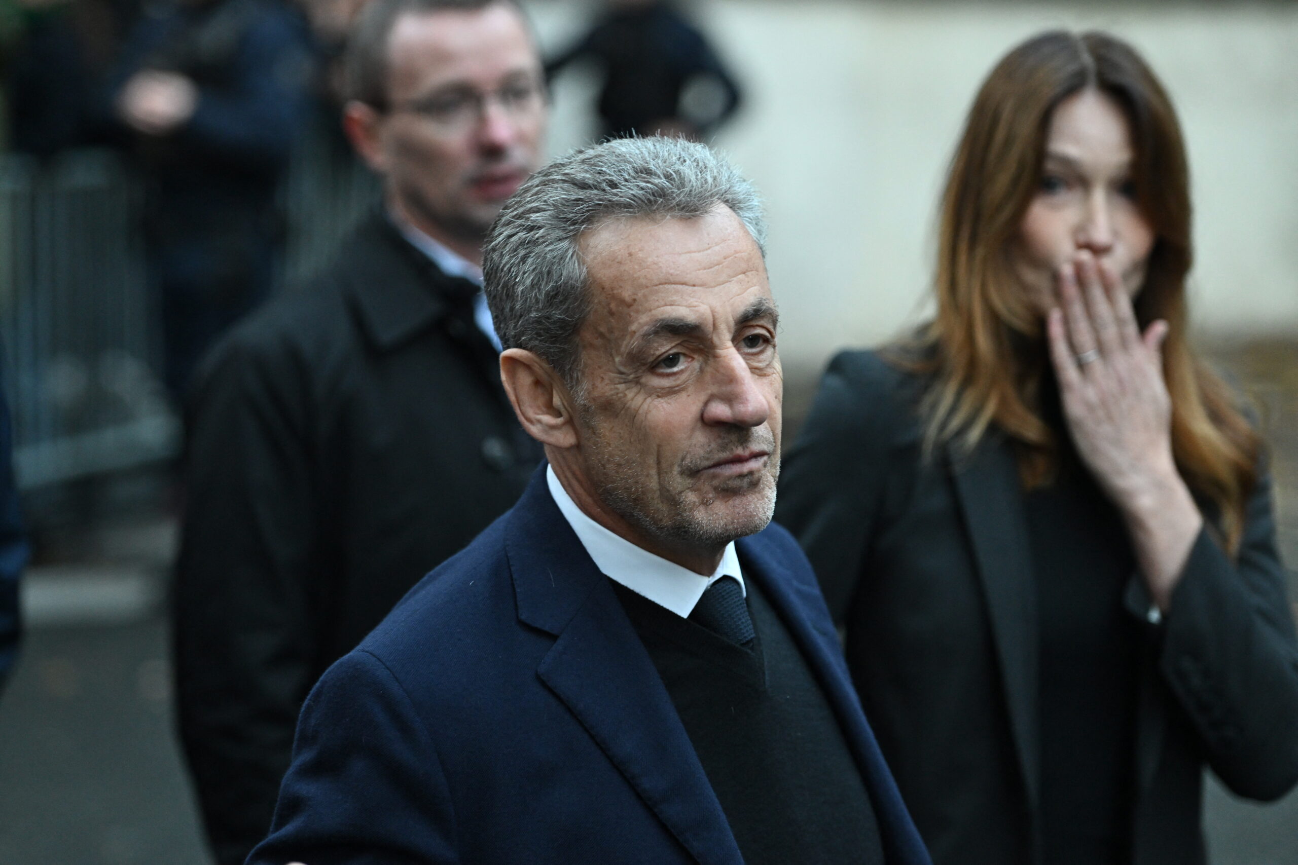 Nicolas Sarkozy este însoțit la închisoare de doi ofițeri de securitate, care stau în celula vecină