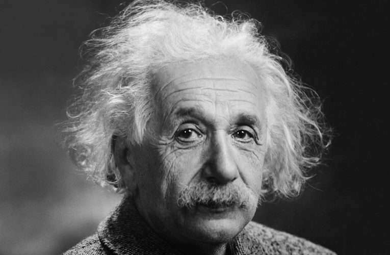 O vioară care i-a aparținut lui Albert Einstein s-a vândut la licitație pentru o sumă record