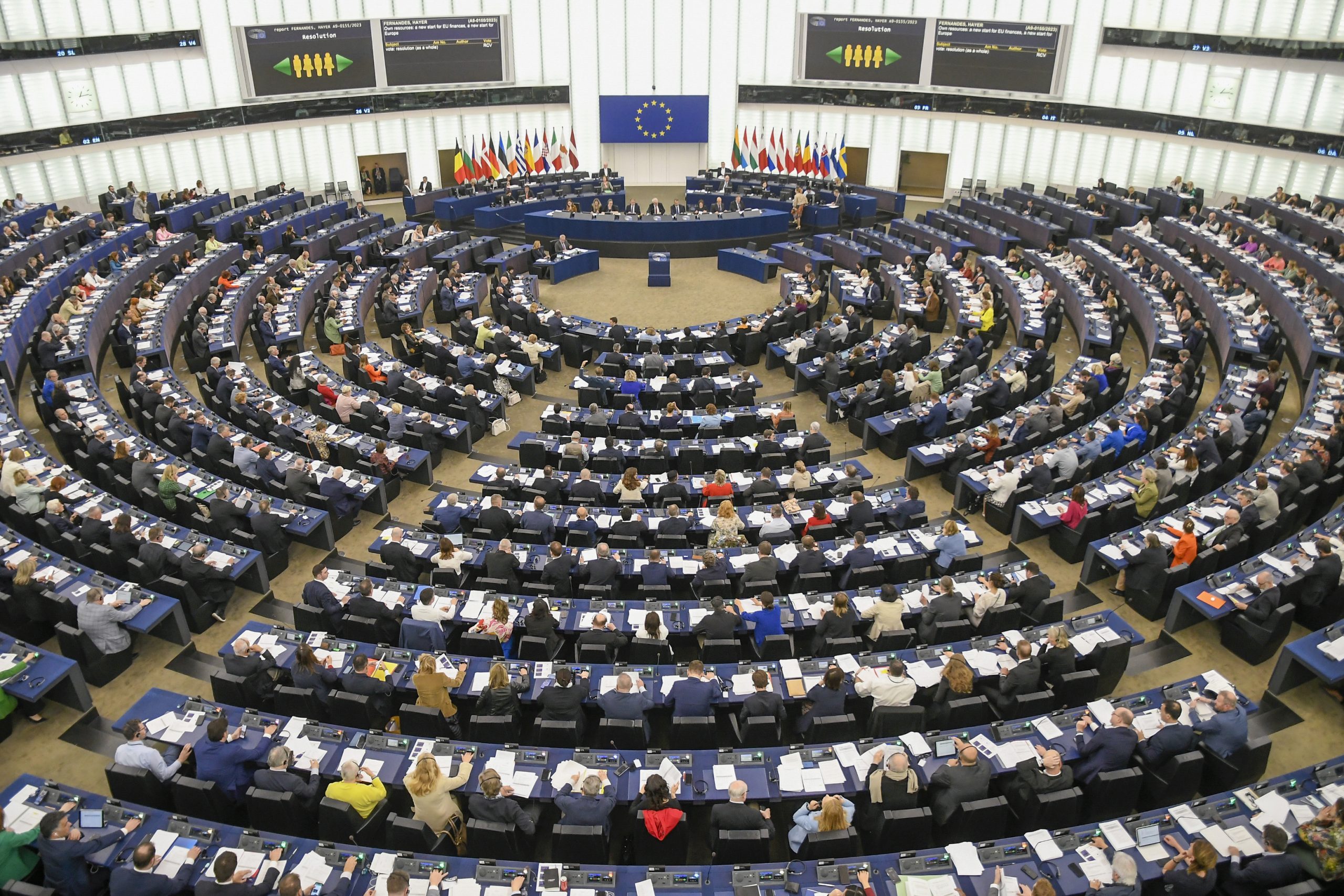 Parlamentul European spune adio burgerilor și cârnaților vegetali. Termenii, oficial interziși!