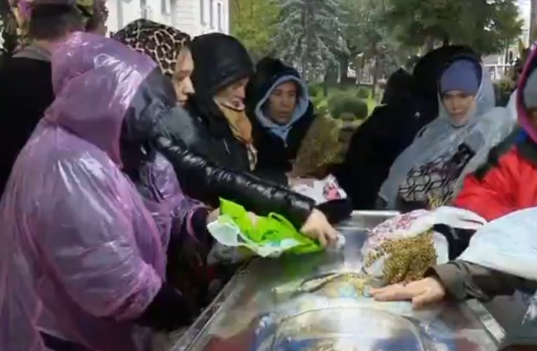Pelerinaj la moaştele Sfintei Cuvioase Parascheva: Peste 24.500 de pelerini au trecut pe la raclă, încă sunt cozi uriașe